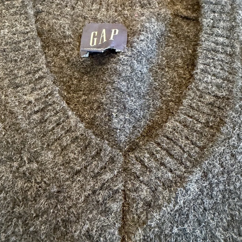 GAP Men's Recycled V-Neck Charcoal Heather Wool-Blend Sweater Fall 2022 / LG
